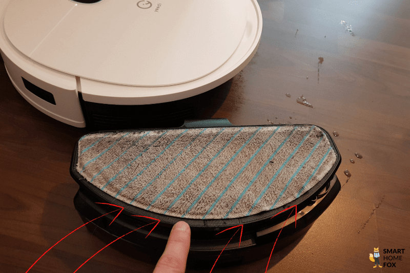 Das Wischtuch ist an der Wischplatte angebracht, wobei etwas Platz an den Rändern ausgespart wird